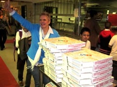 @Dominos Pizza Se Une a El Comité Para Niños y Familias Hispanas Para Participar En Actividades Durante La Semana De La Tierra