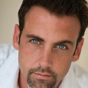 carlos-ponce-close-up-and-personal-picture